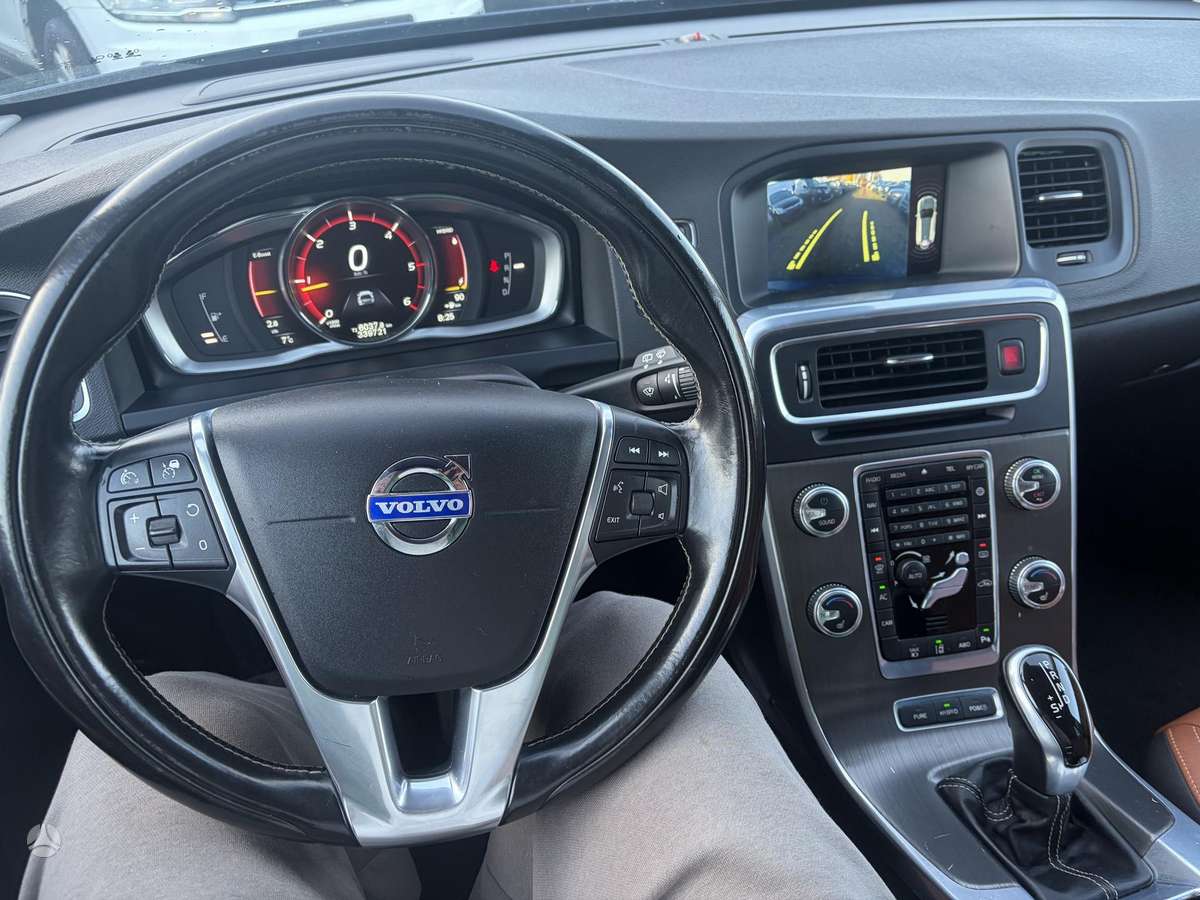 Volvo V60 2015 — photo 14