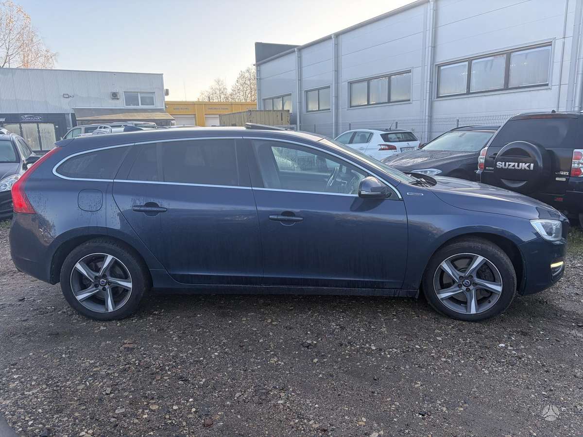 Volvo V60 2015 — engine 2400 cm³, 215 HP (158kW)