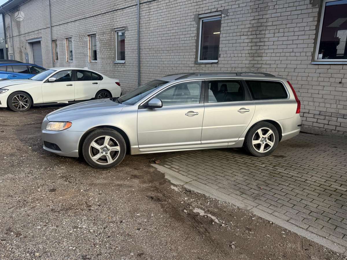 Volvo V70 2013 — вигляд ззаду