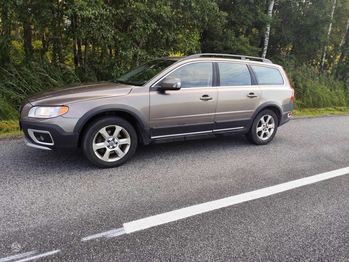 Volvo XC70 2011 — rear view