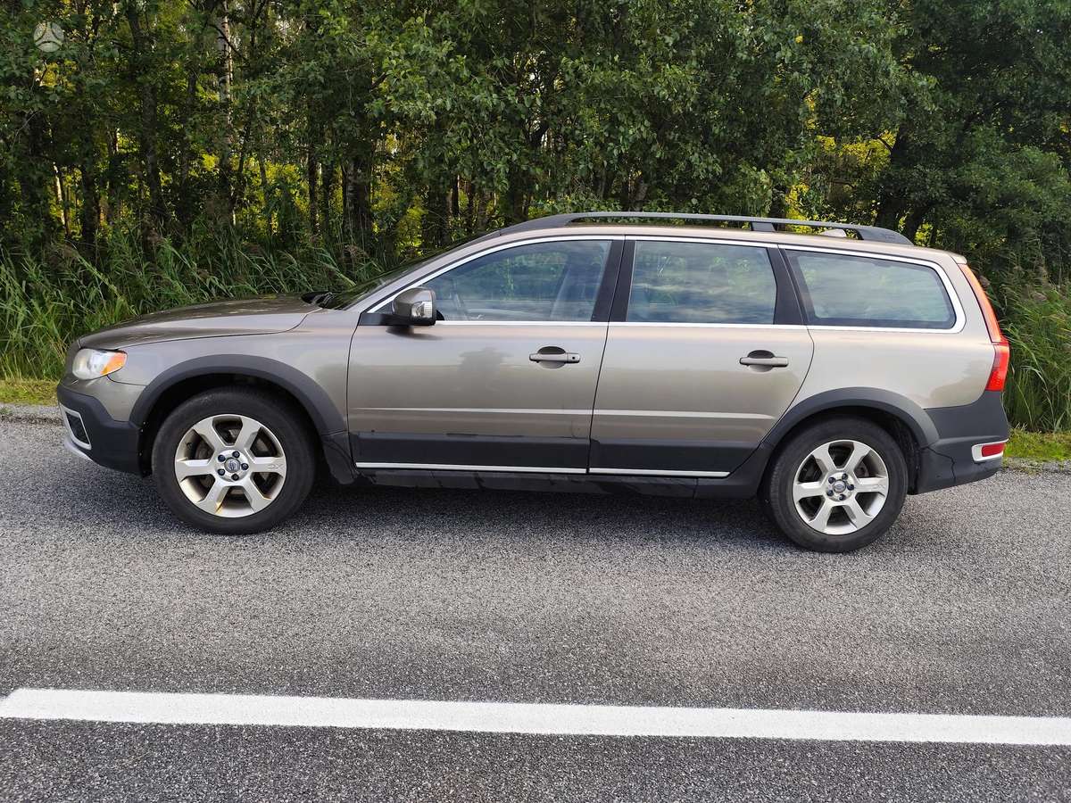 Volvo XC70 2011 — interior