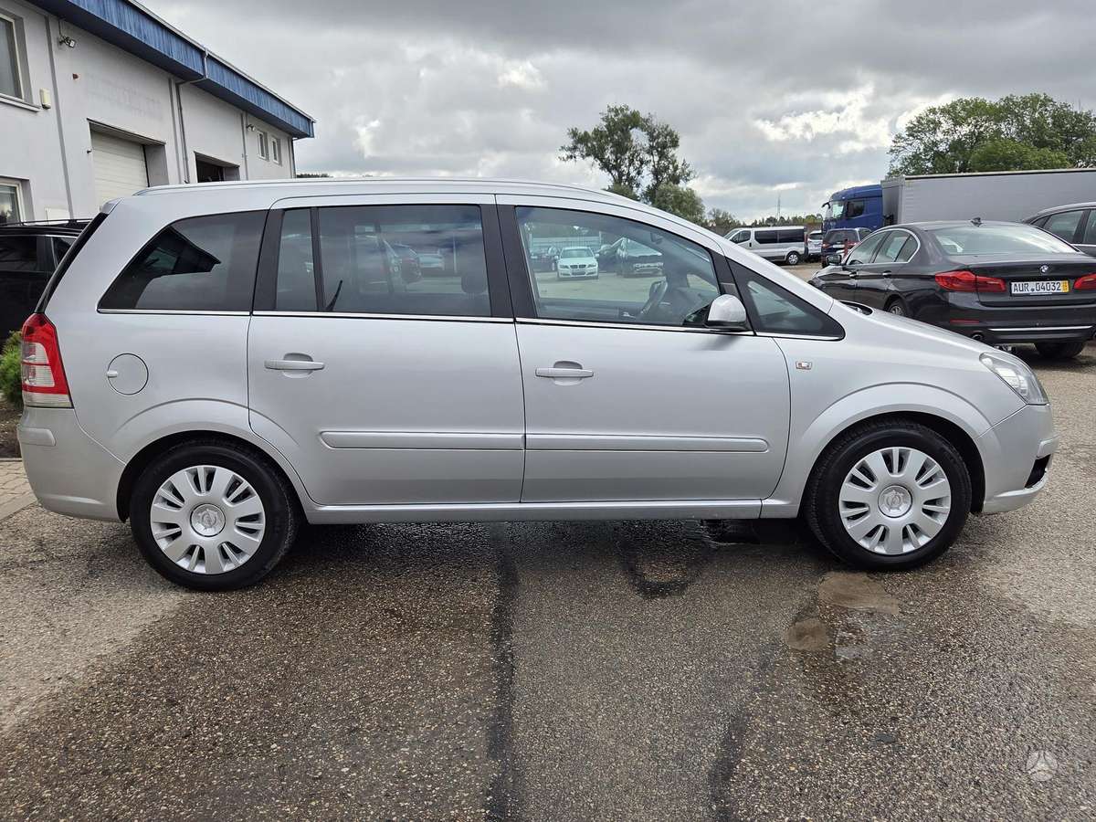 Opel Zafira 2008 — салон