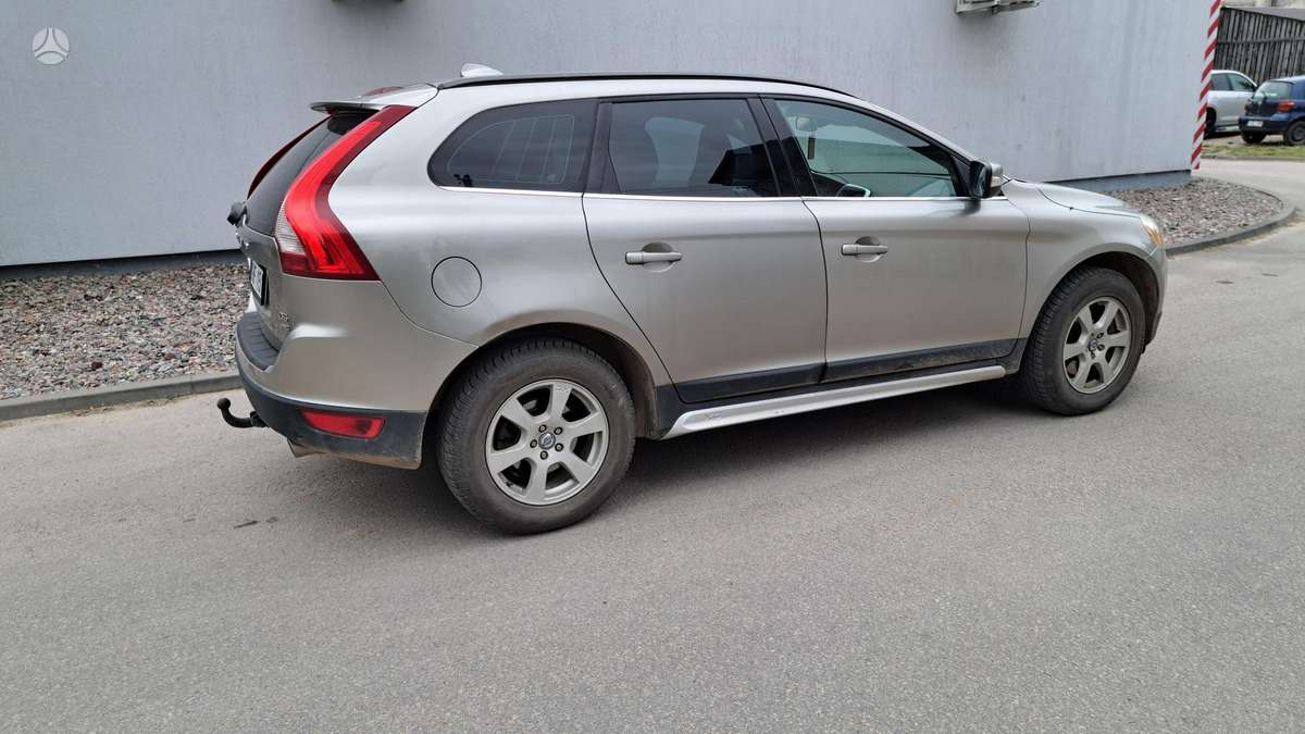 Volvo XC60 2010 — interior