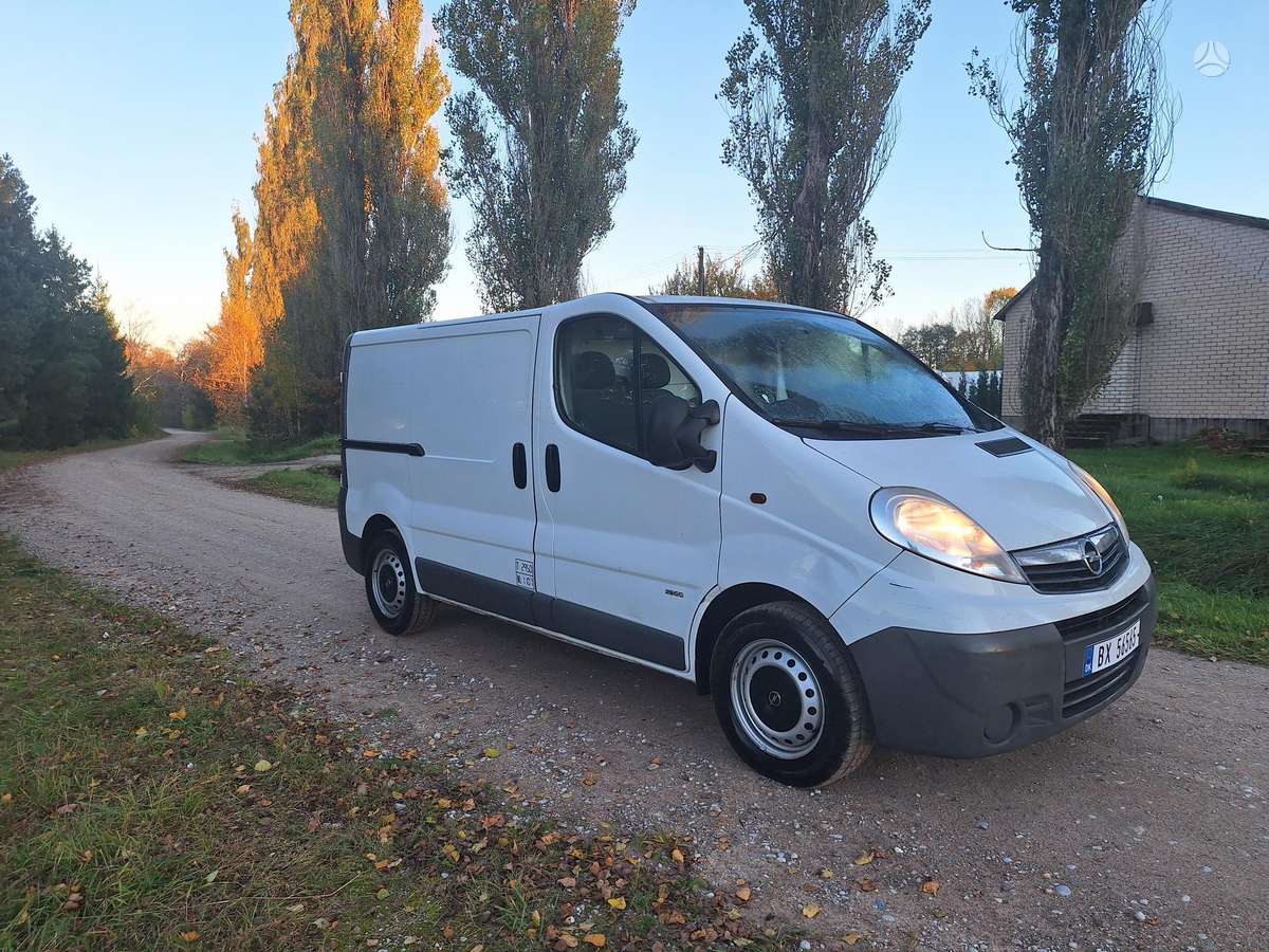 Opel Vivaro 2012 — rear view