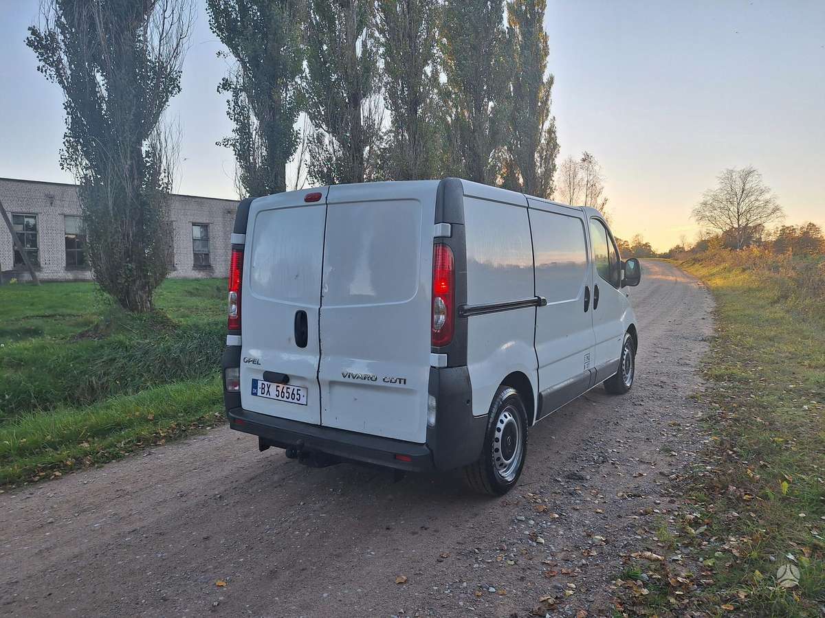 Opel Vivaro 2012 — interior