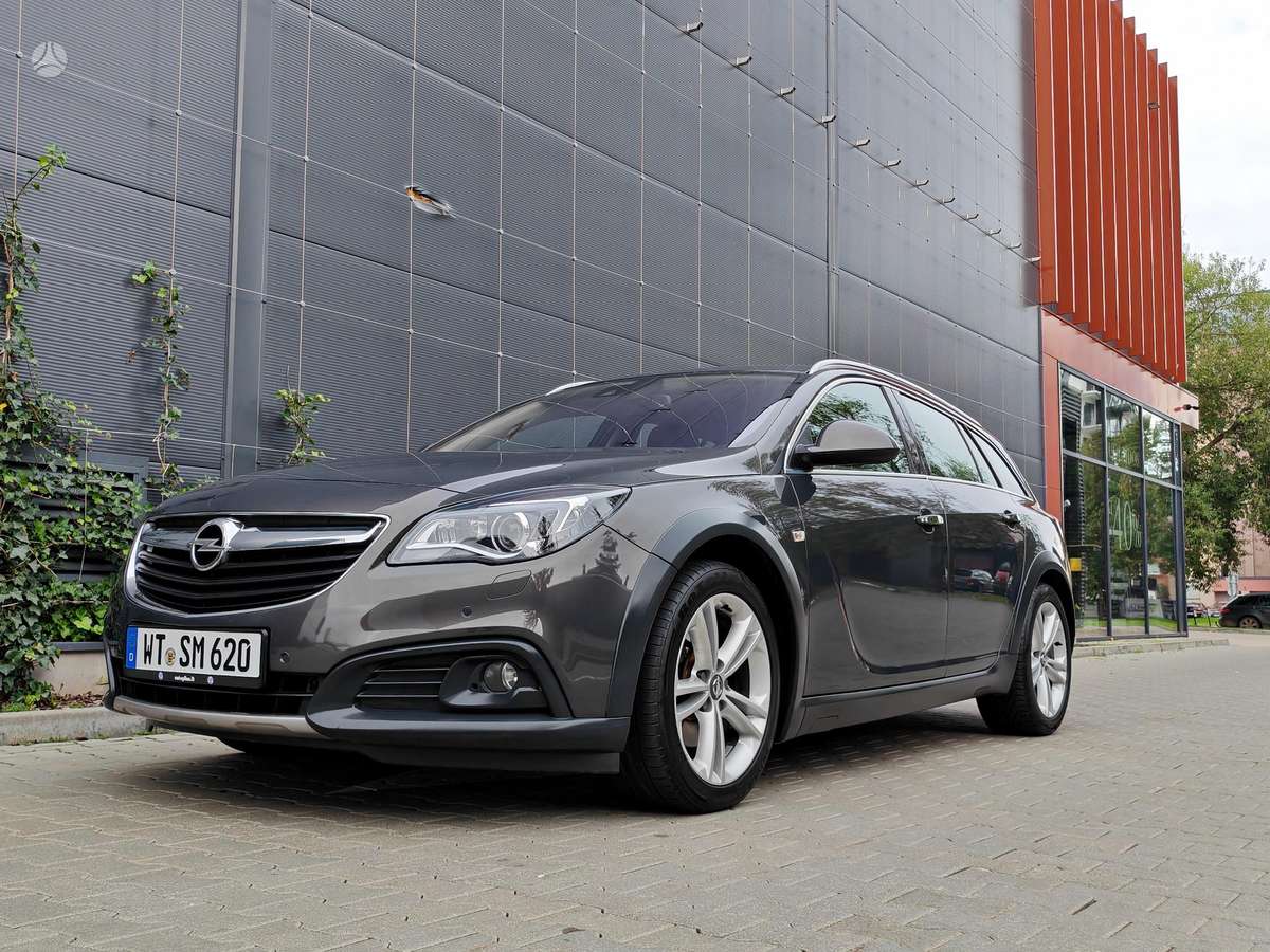 Opel Insignia 2015 — вигляд ззаду