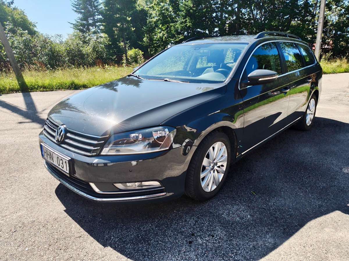Volkswagen Passat 2011 — rear view