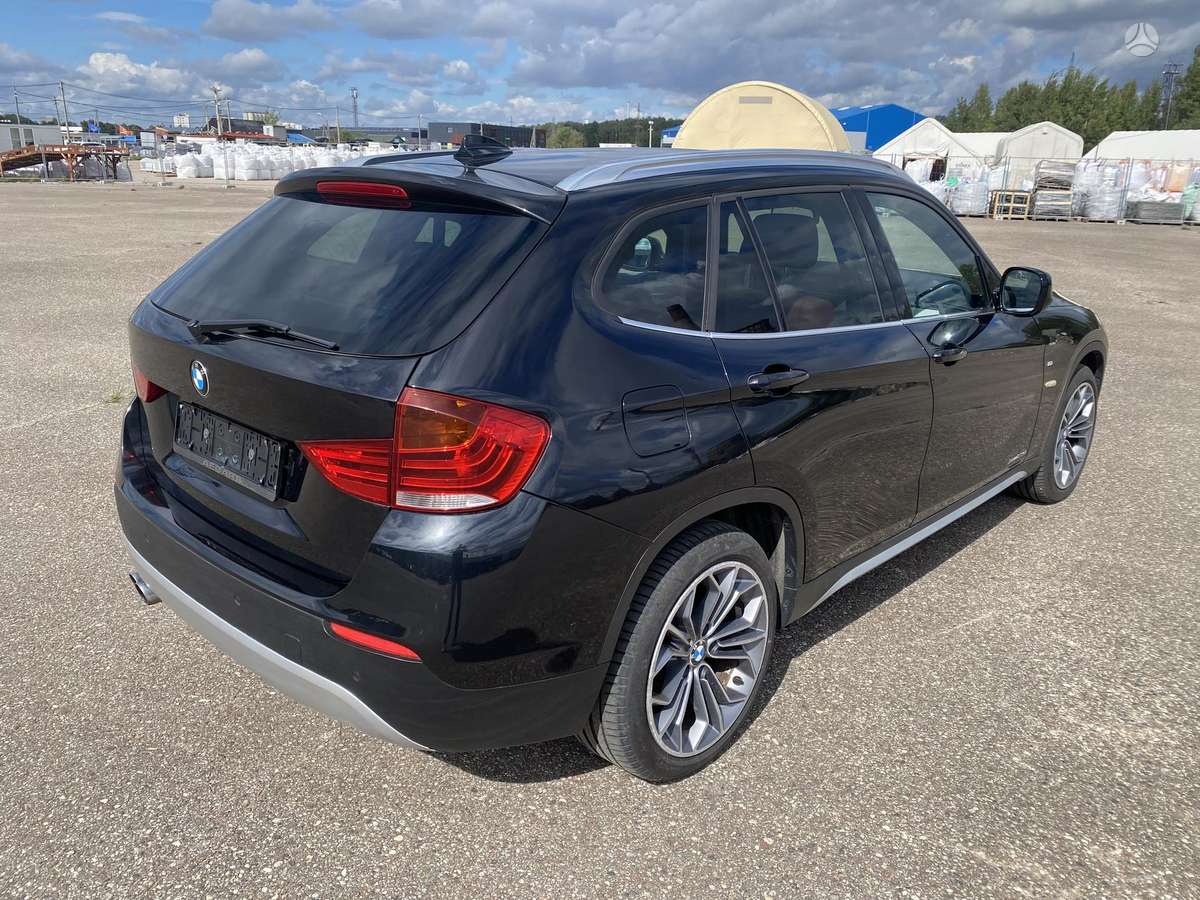 BMW X1 2011 — салон