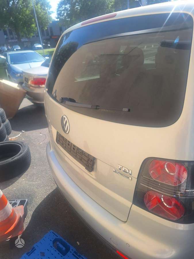 Volkswagen Touran 2010 — photo 23