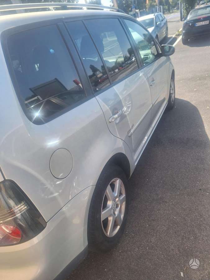 Volkswagen Touran 2010 — photo 24
