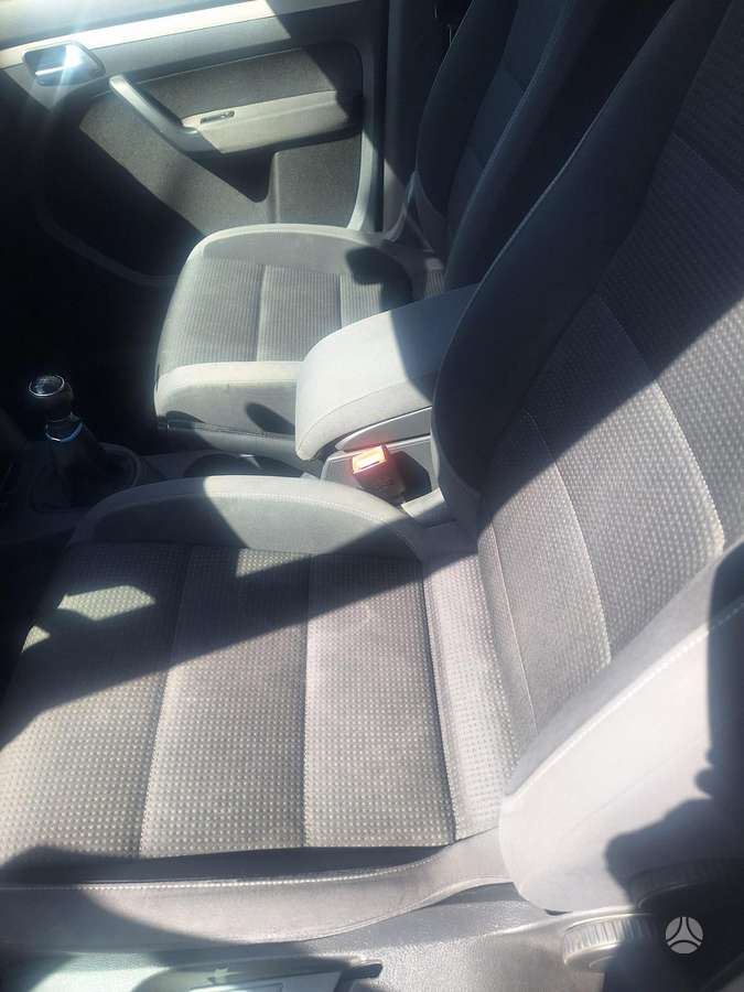 Volkswagen Touran 2010 — photo 25