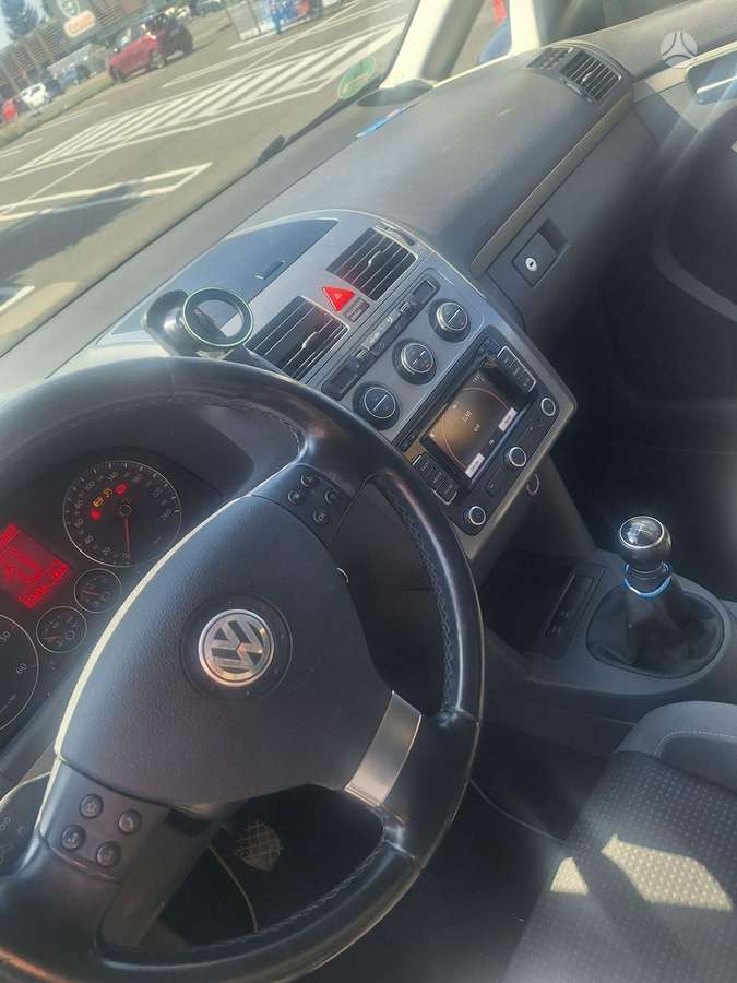 Volkswagen Touran 2010 — photo 26