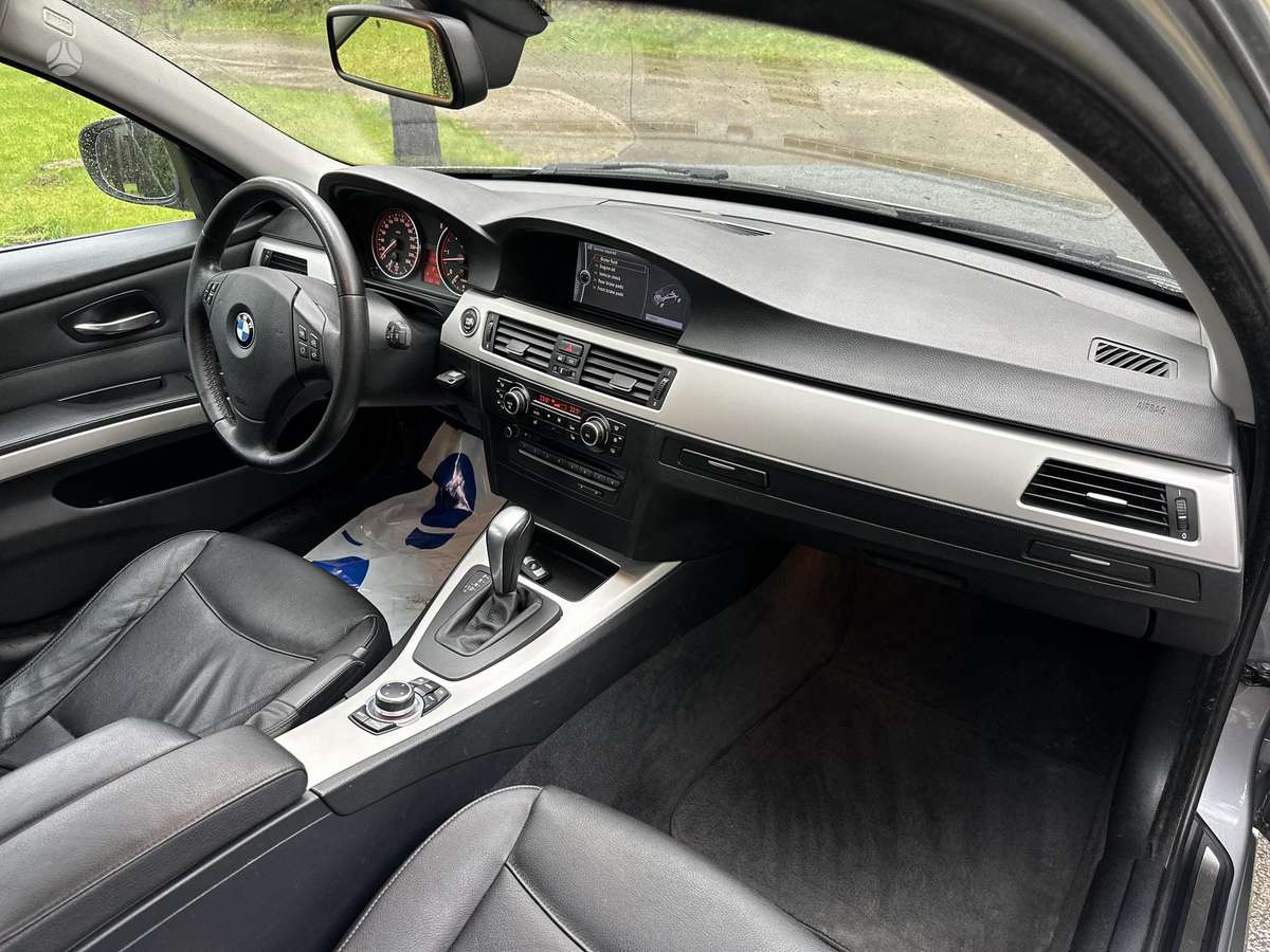 BMW 325 2010 — photo 16