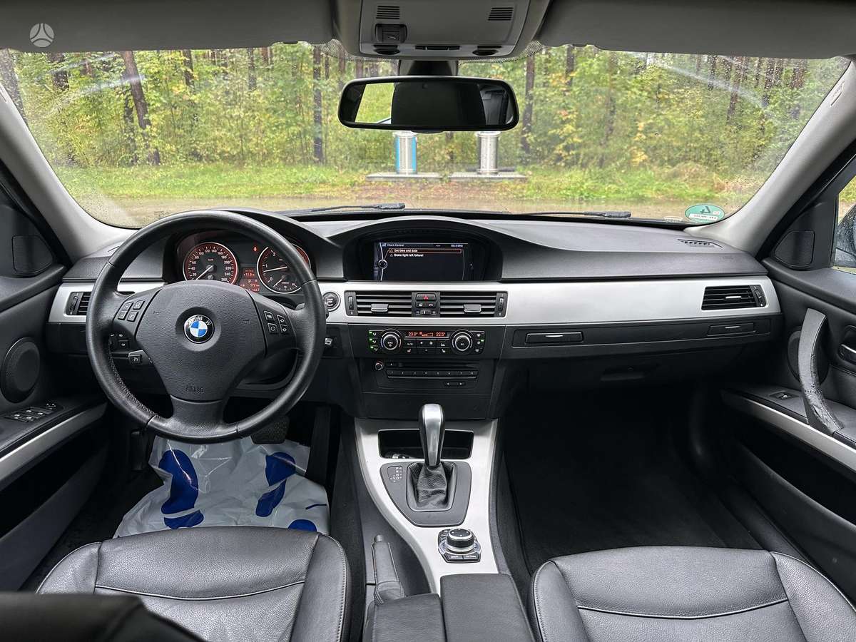BMW 325 2010 — photo 17