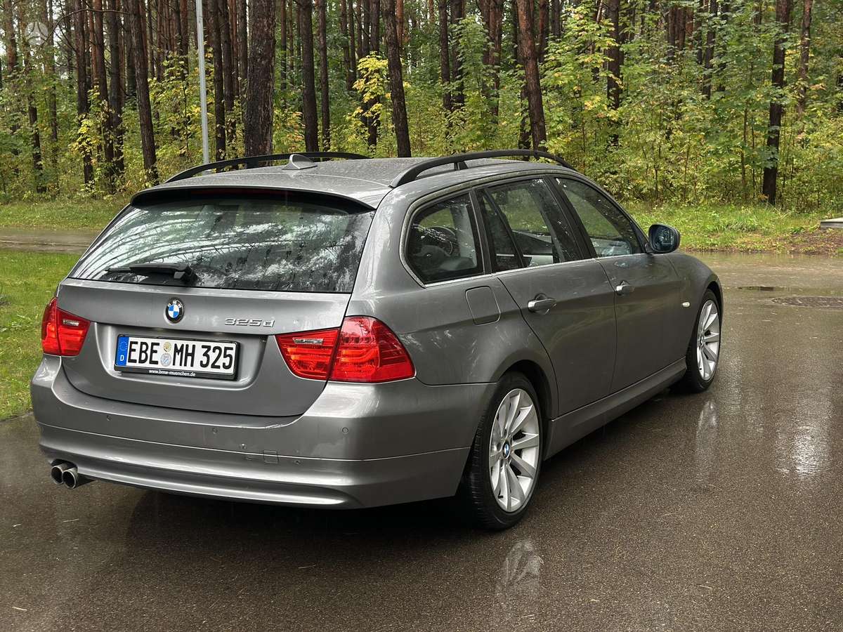 BMW 325 2010 — rear view