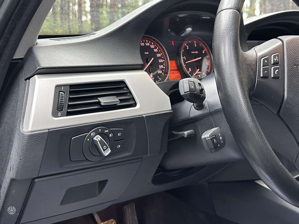 BMW 325 2010 — photo 21
