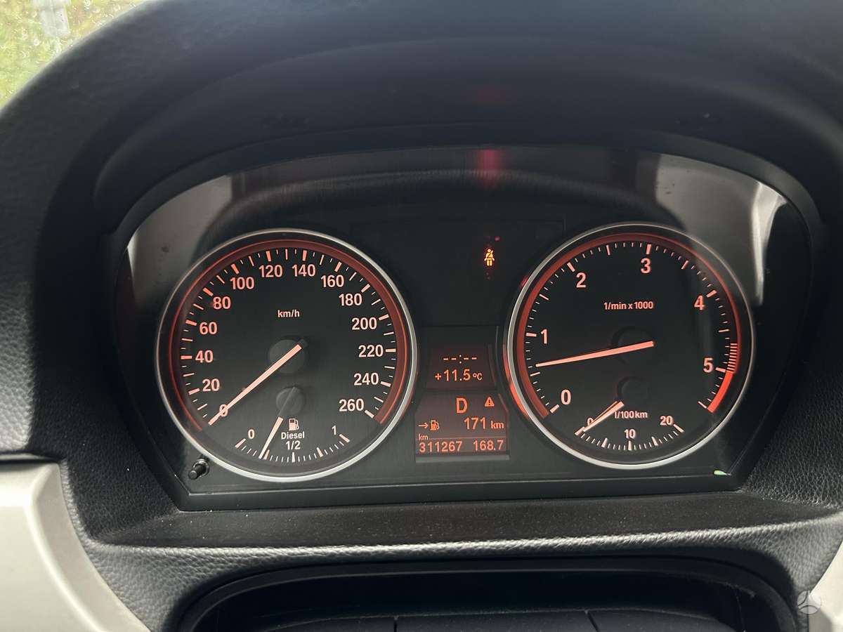 BMW 325 2010 — photo 24