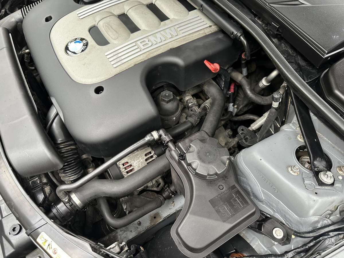 BMW 325 2010 — photo 27