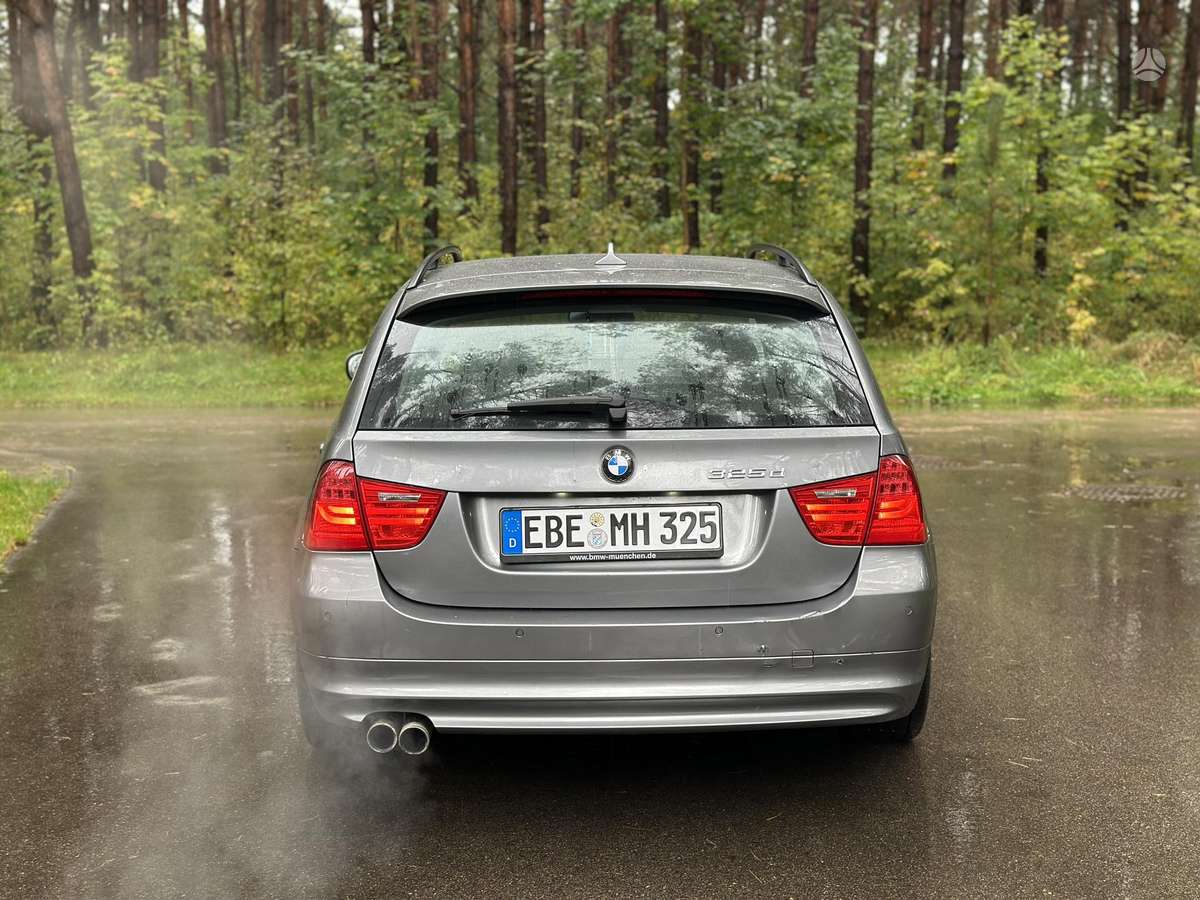 BMW 325 2010 — interior