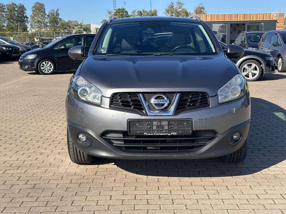 Nissan Qashqai 2012 — rear view