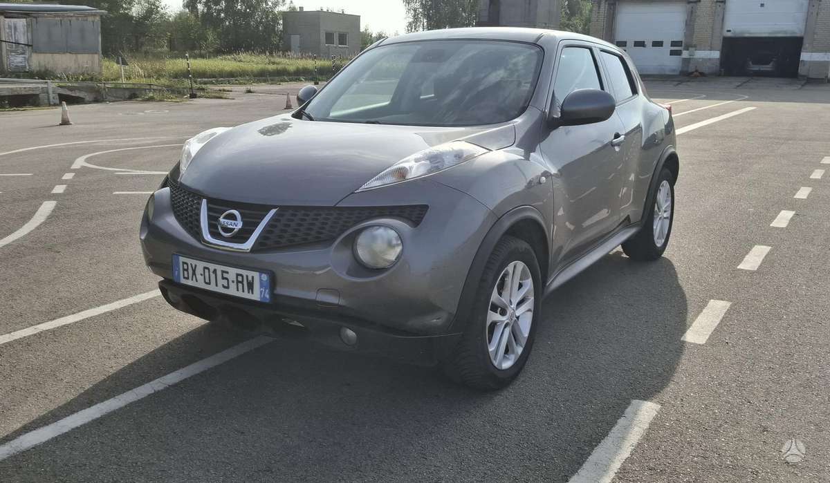 Nissan Juke 2011 — rear view