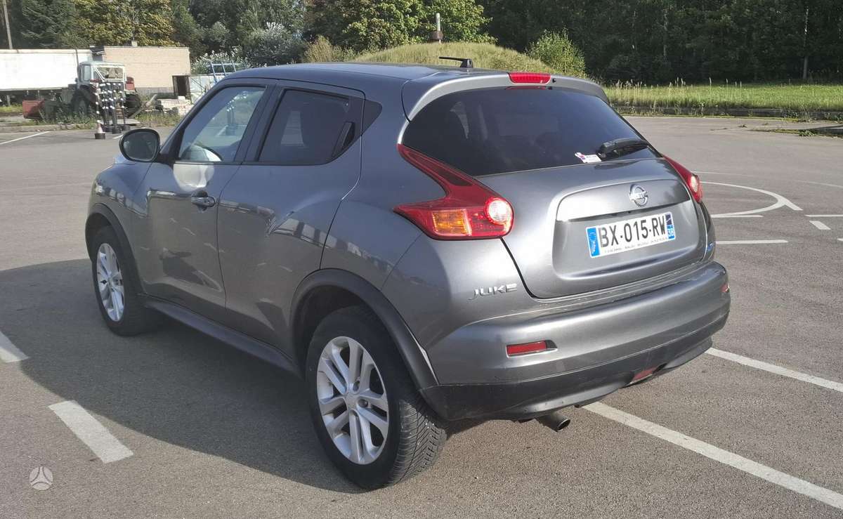 Nissan Juke 2011 — interior