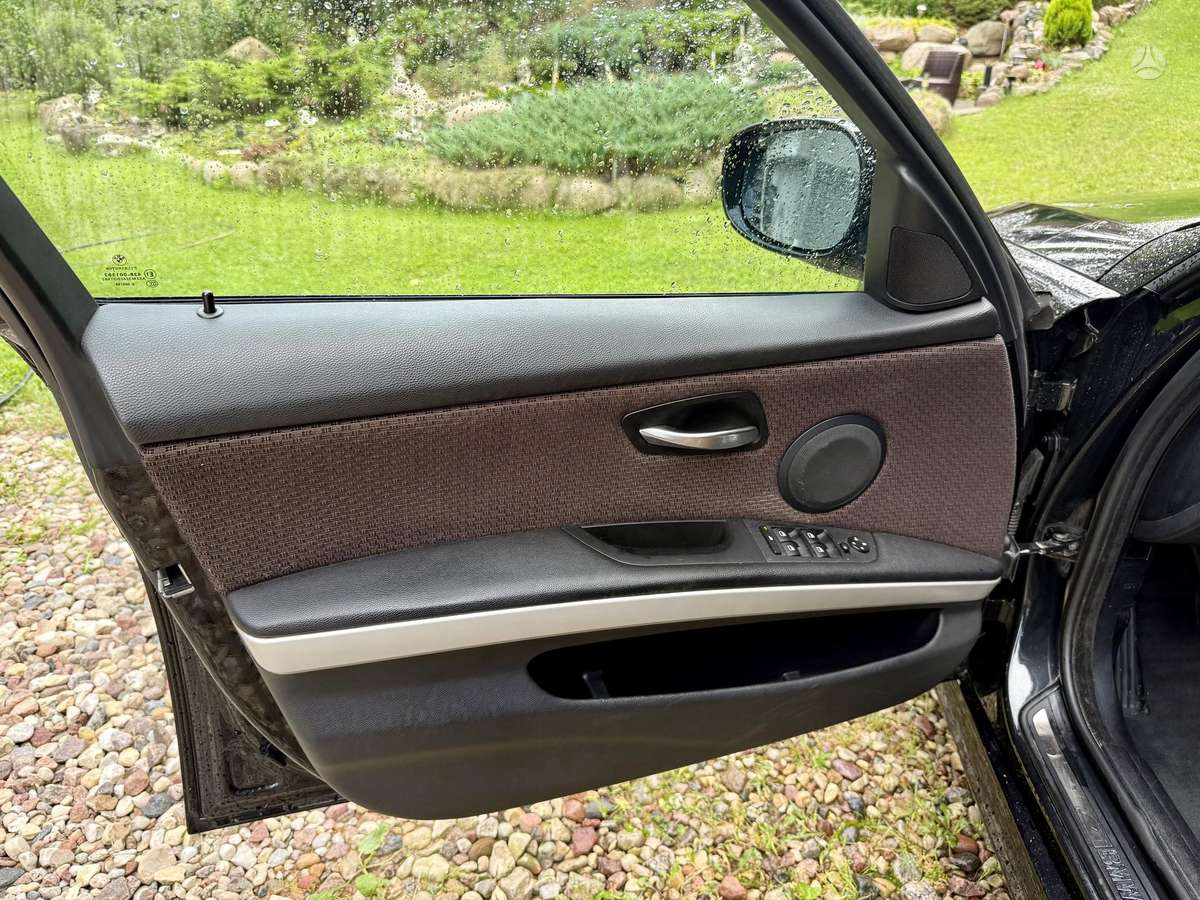 BMW 320 2009 — photo 18