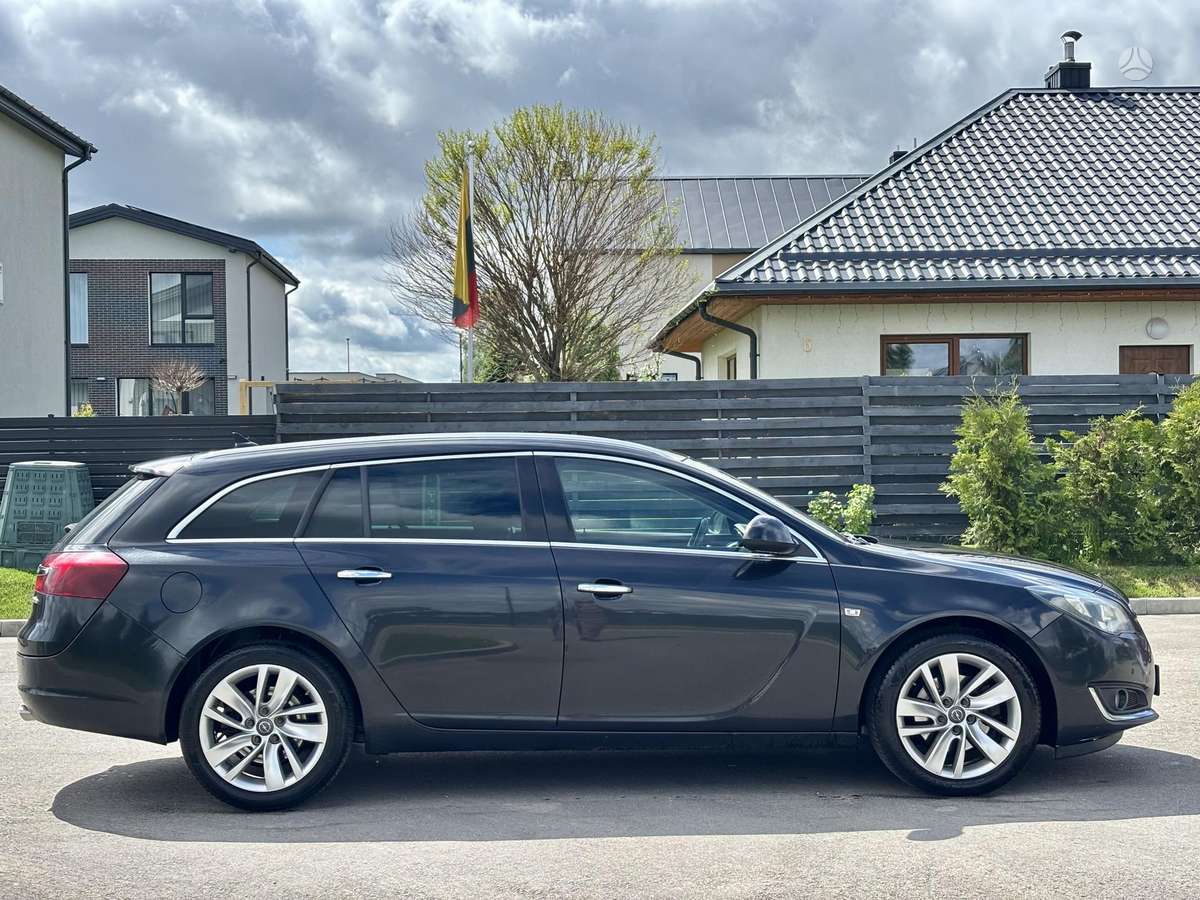 Opel Insignia 2015 — вигляд ззаду