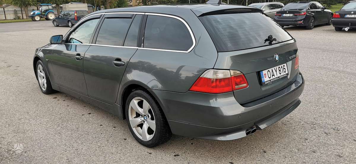 BMW 530 2005 — вигляд ззаду