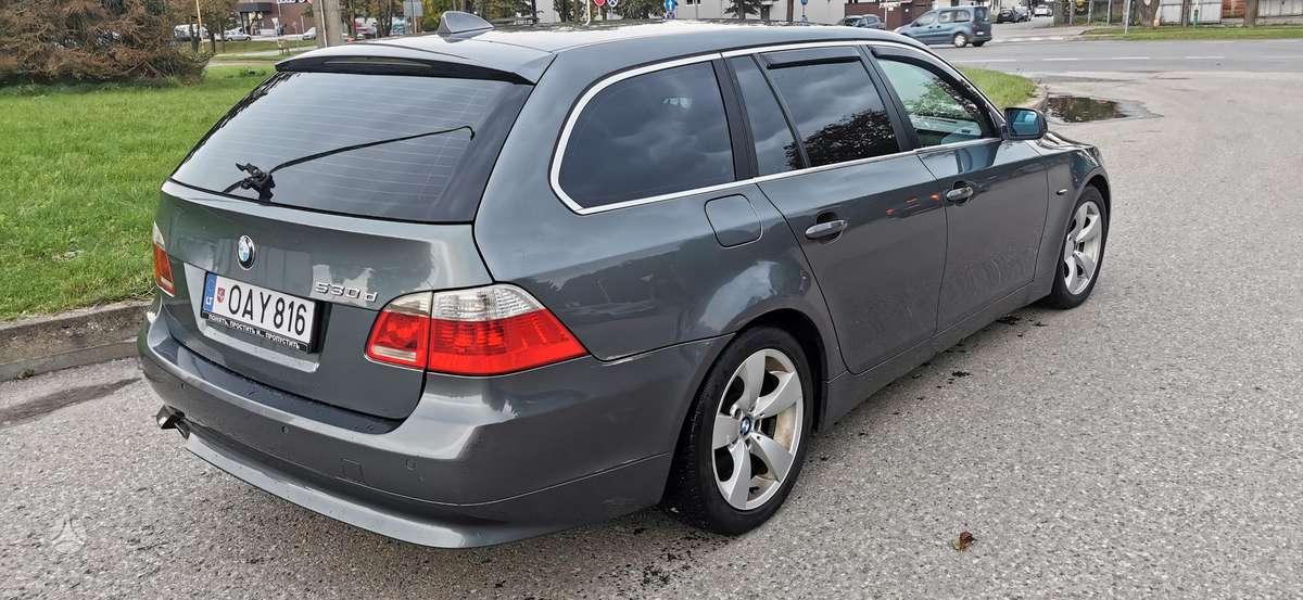 BMW 530 2005 — салон