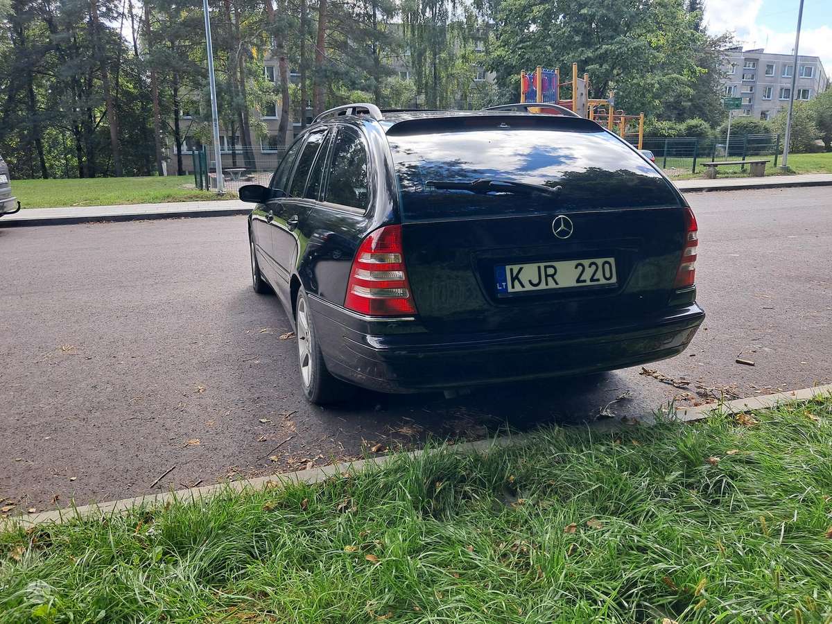 Mercedes-Benz C220 2005 — photo 16