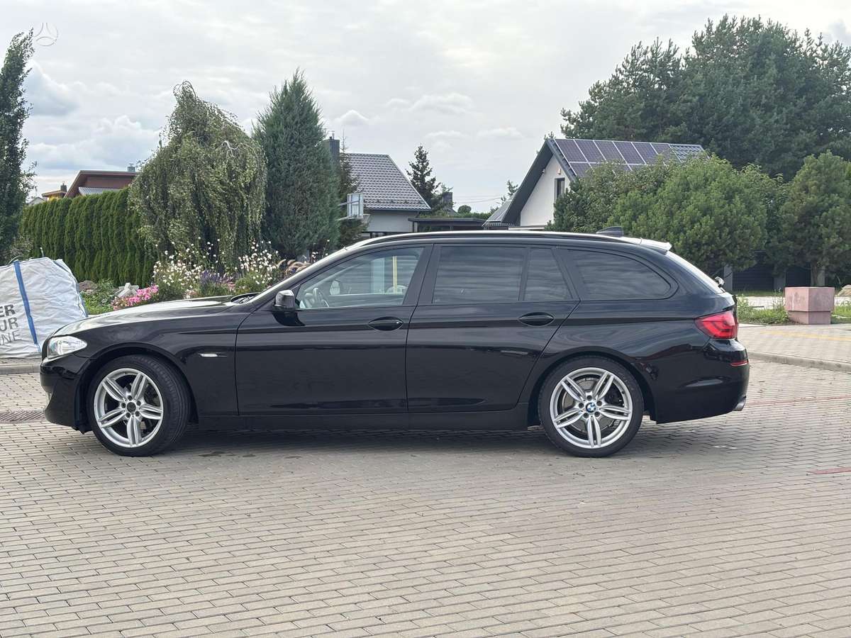 BMW 520 2011 — вигляд ззаду