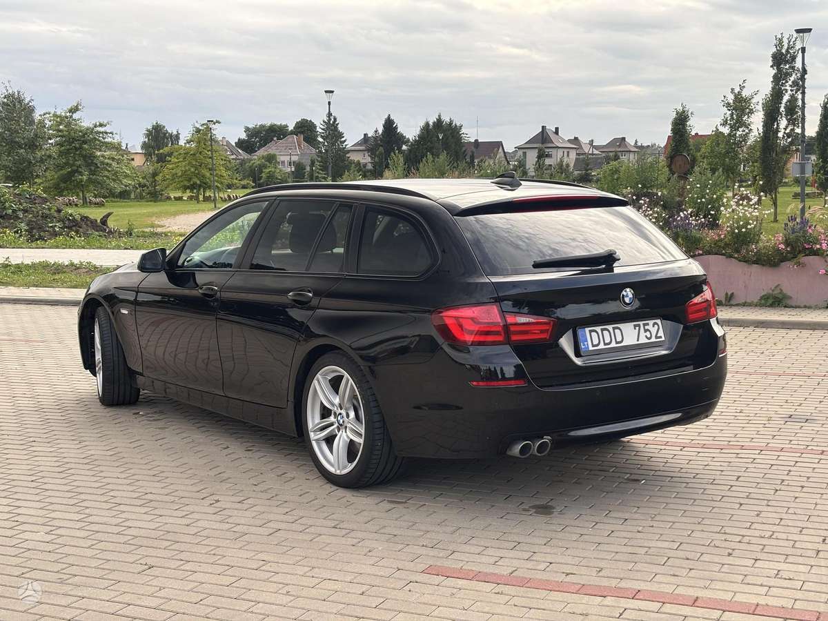 BMW 520 2011 — салон
