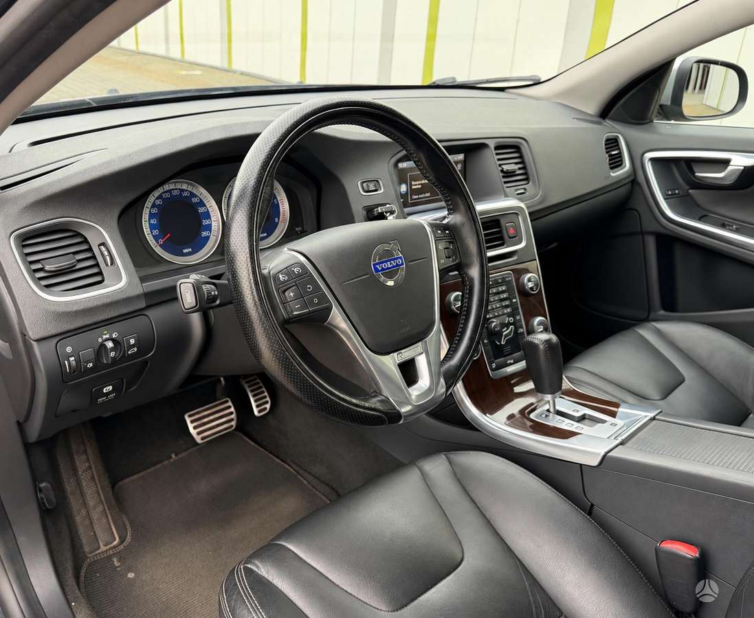 Volvo V60 2012 — photo 12