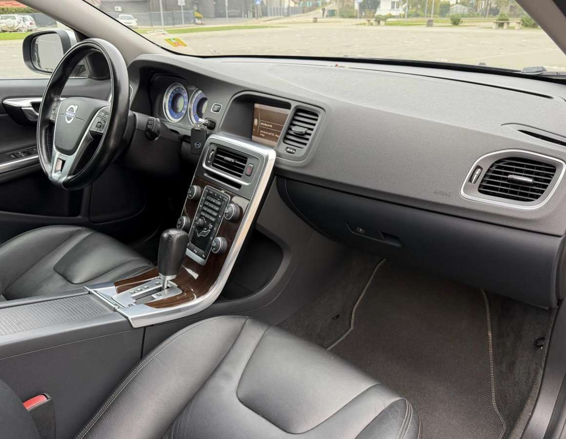 Volvo V60 2012 — photo 15