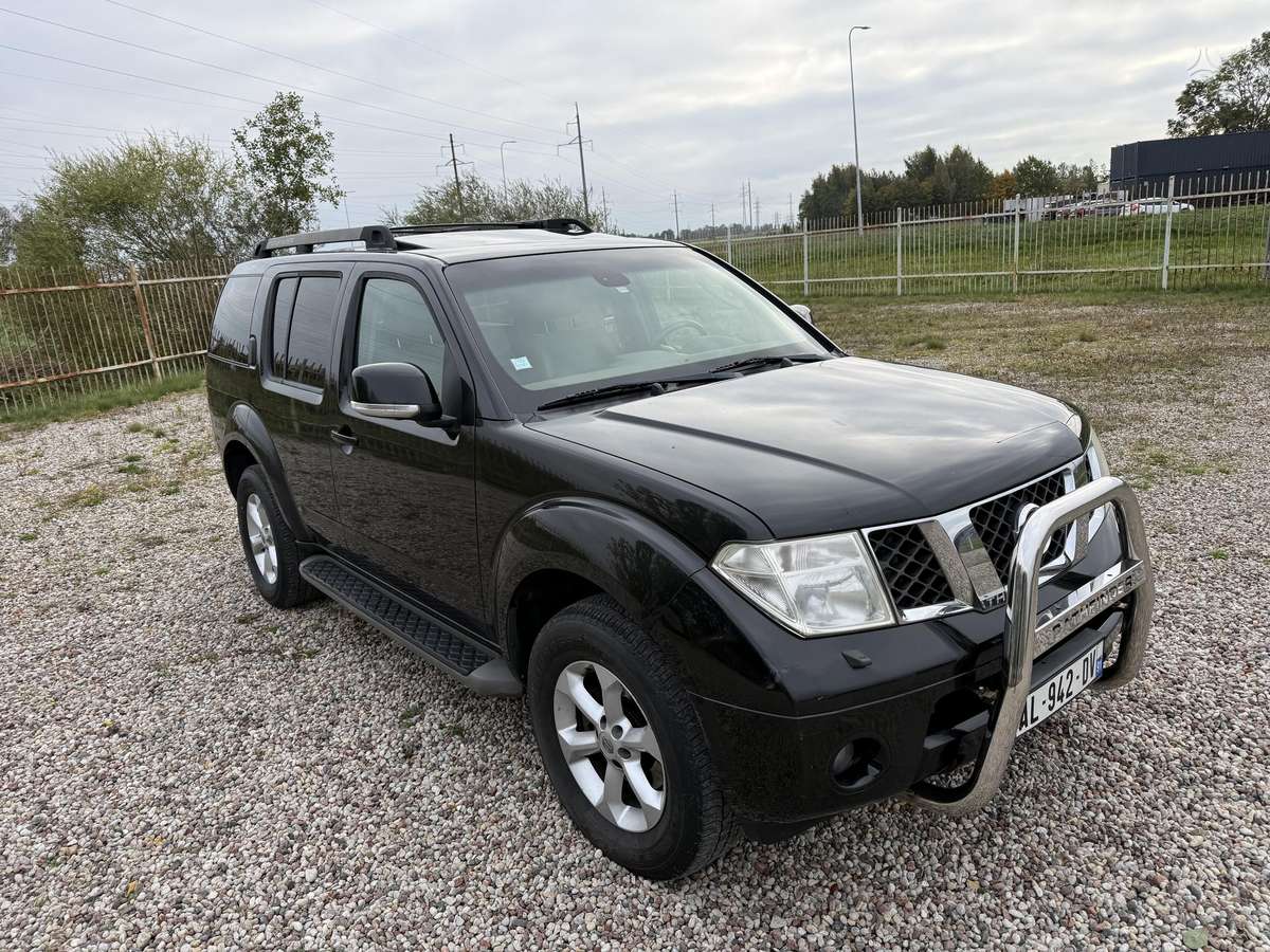 Nissan Pathfinder 2008 — rear view