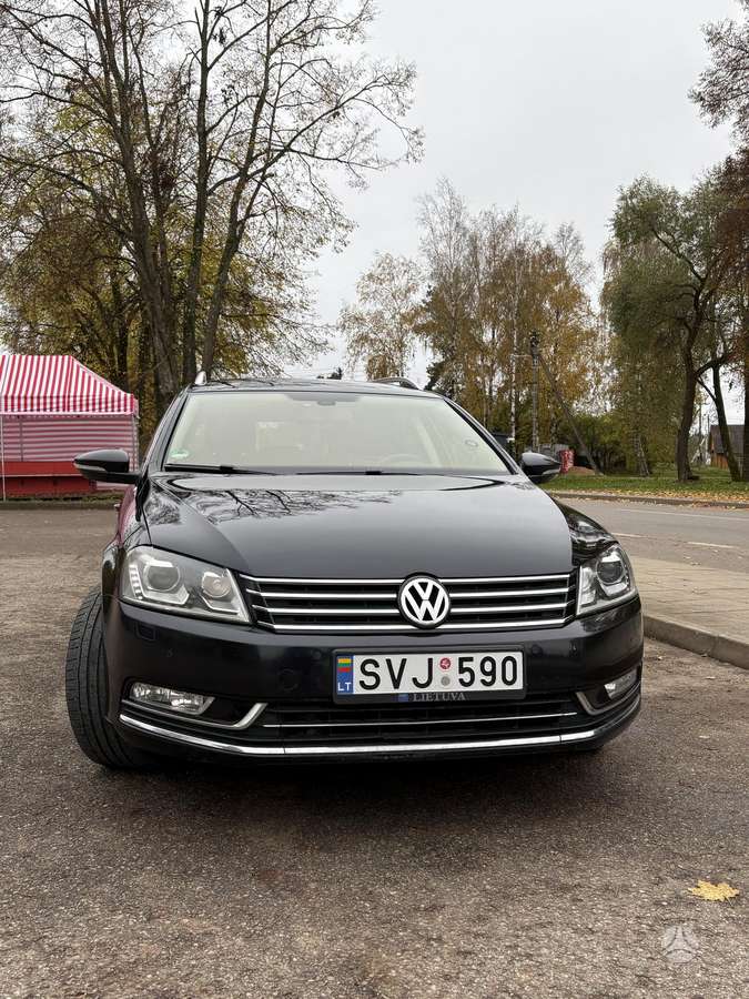Volkswagen Passat 2012 — вигляд ззаду