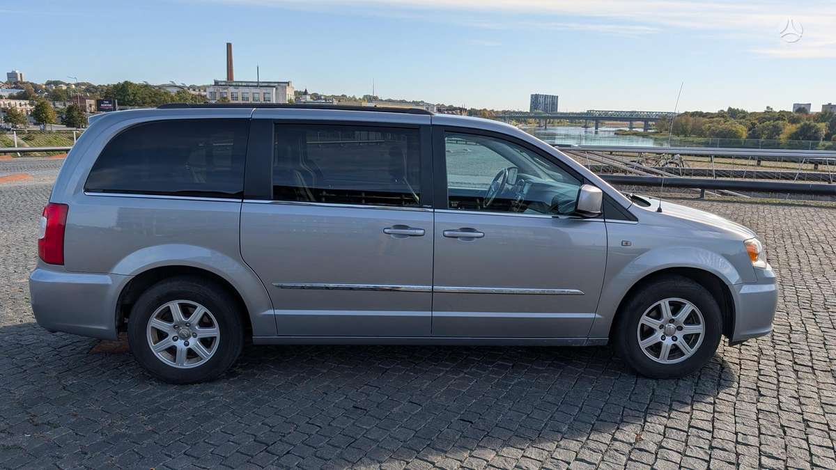 Chrysler Town 2013 — вигляд ззаду