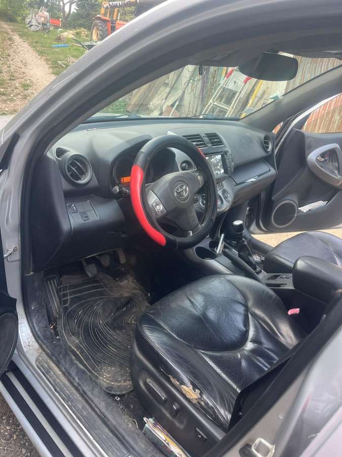 Toyota RAV4 2007 — салон
