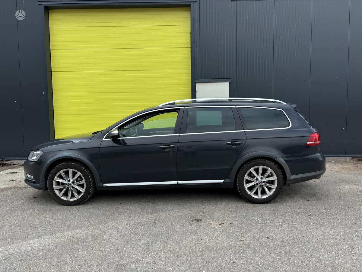 Volkswagen Passat 2014 — rear view