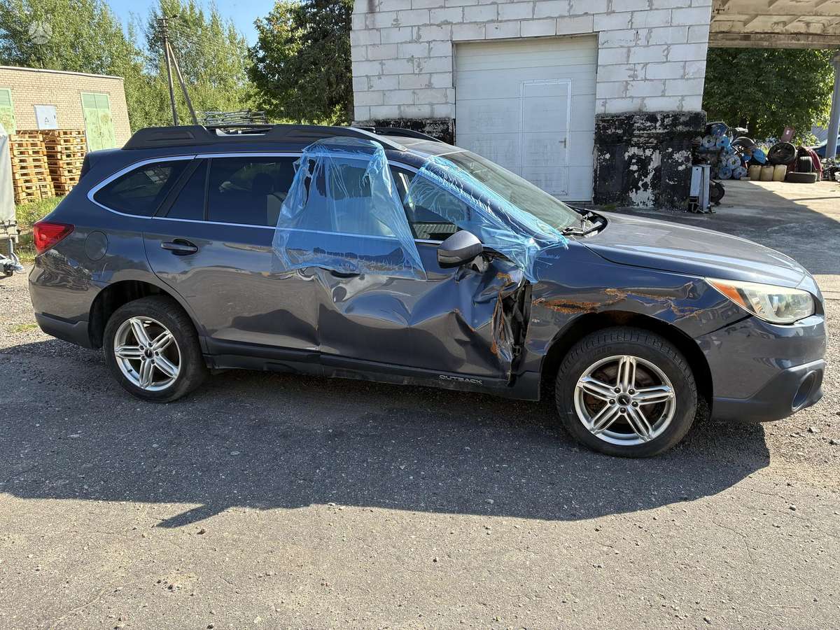 Subaru Outback 2015 — rear view