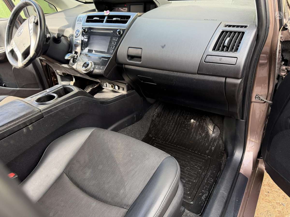 Toyota Prius+ 2015 — photo 12
