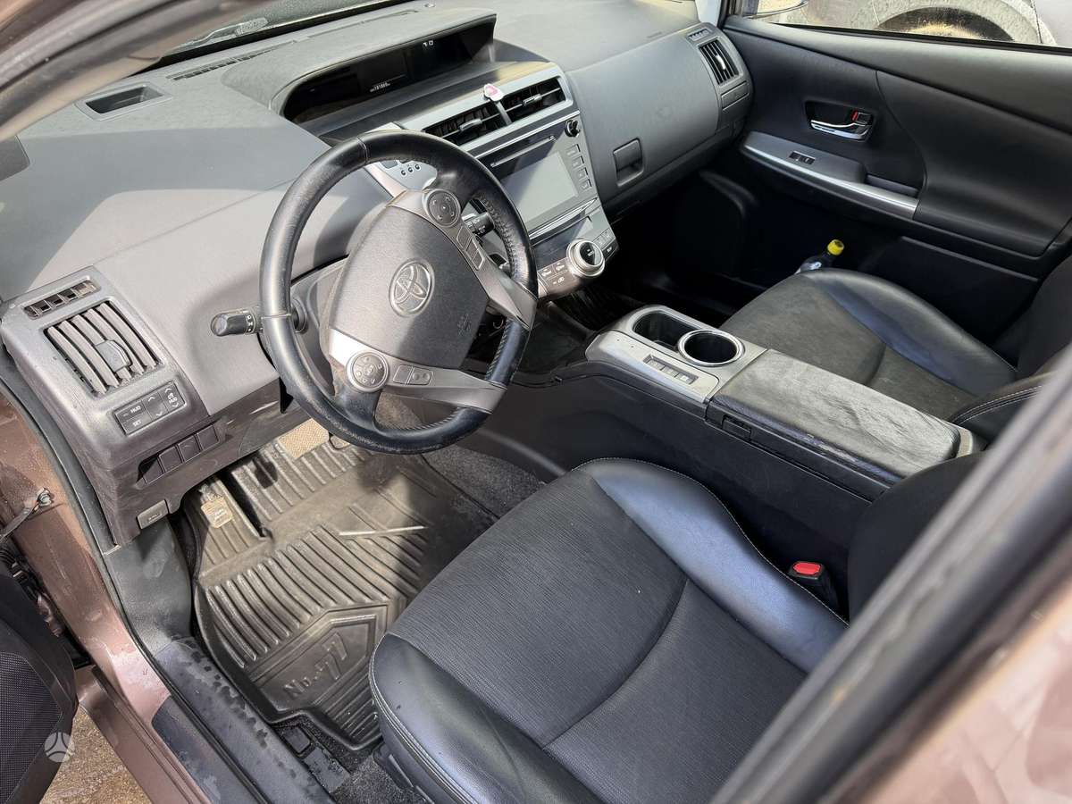 Toyota Prius+ 2015 — photo 13