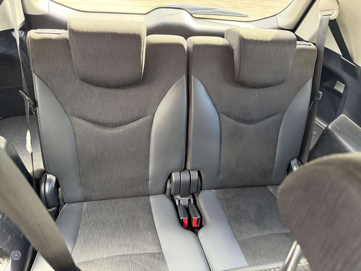 Toyota Prius+ 2015 — photo 16