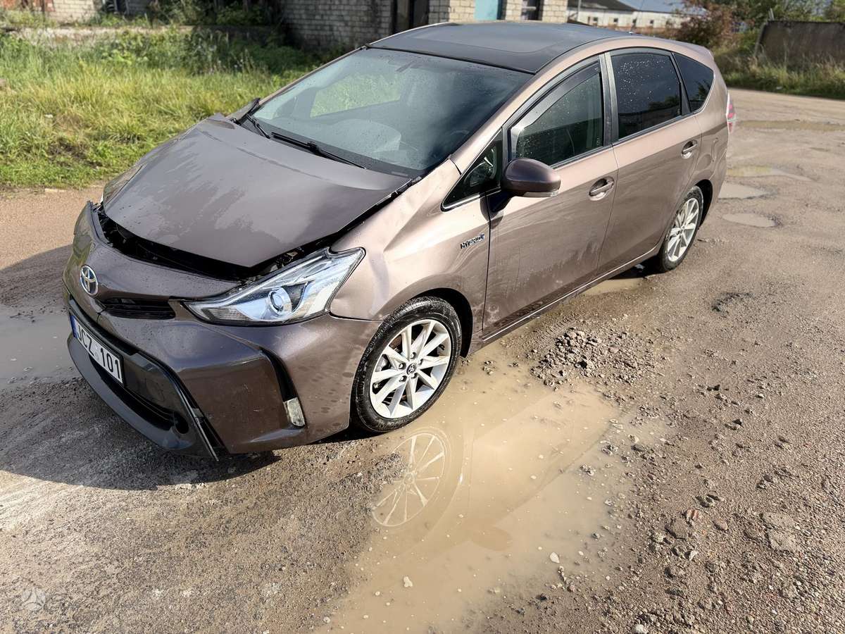 Toyota Prius+ 2015 — rear view