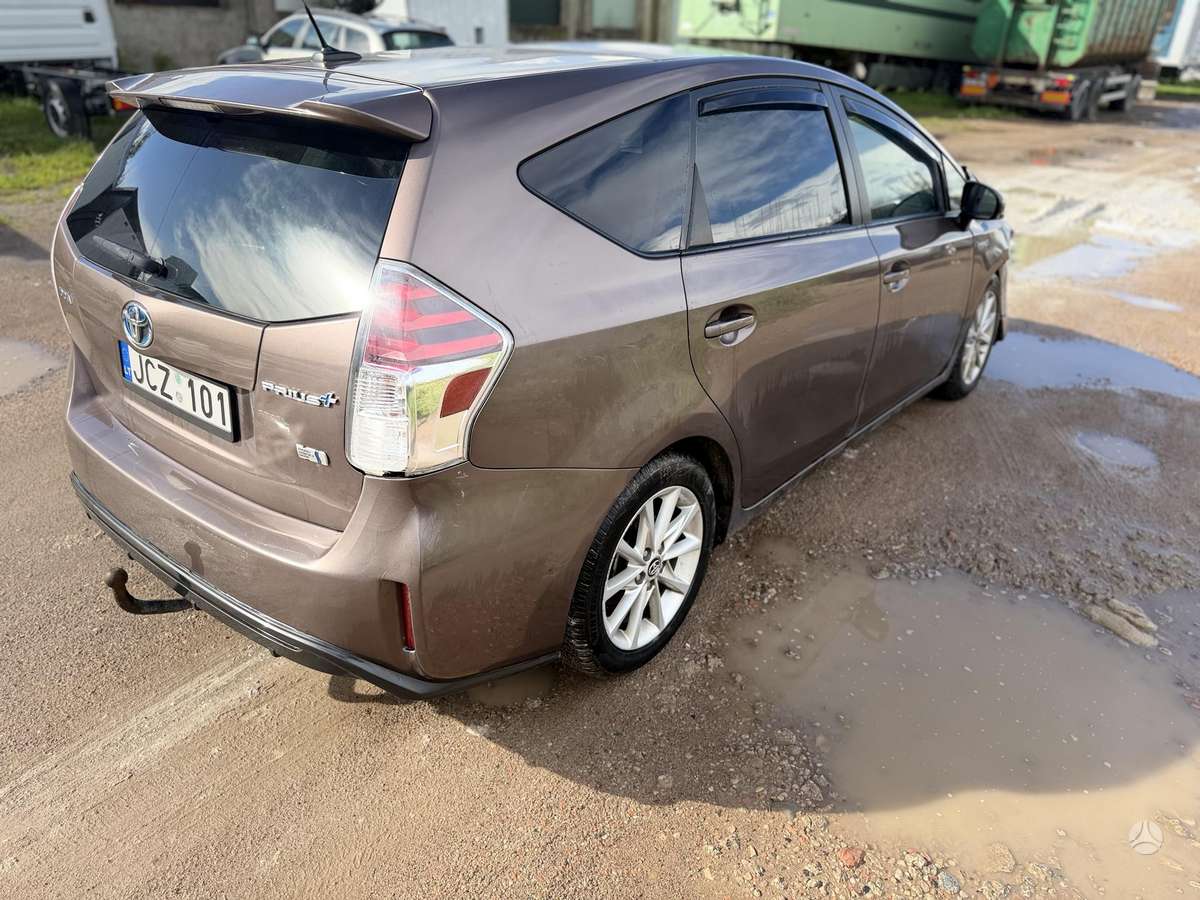 Toyota Prius+ 2015 — interior