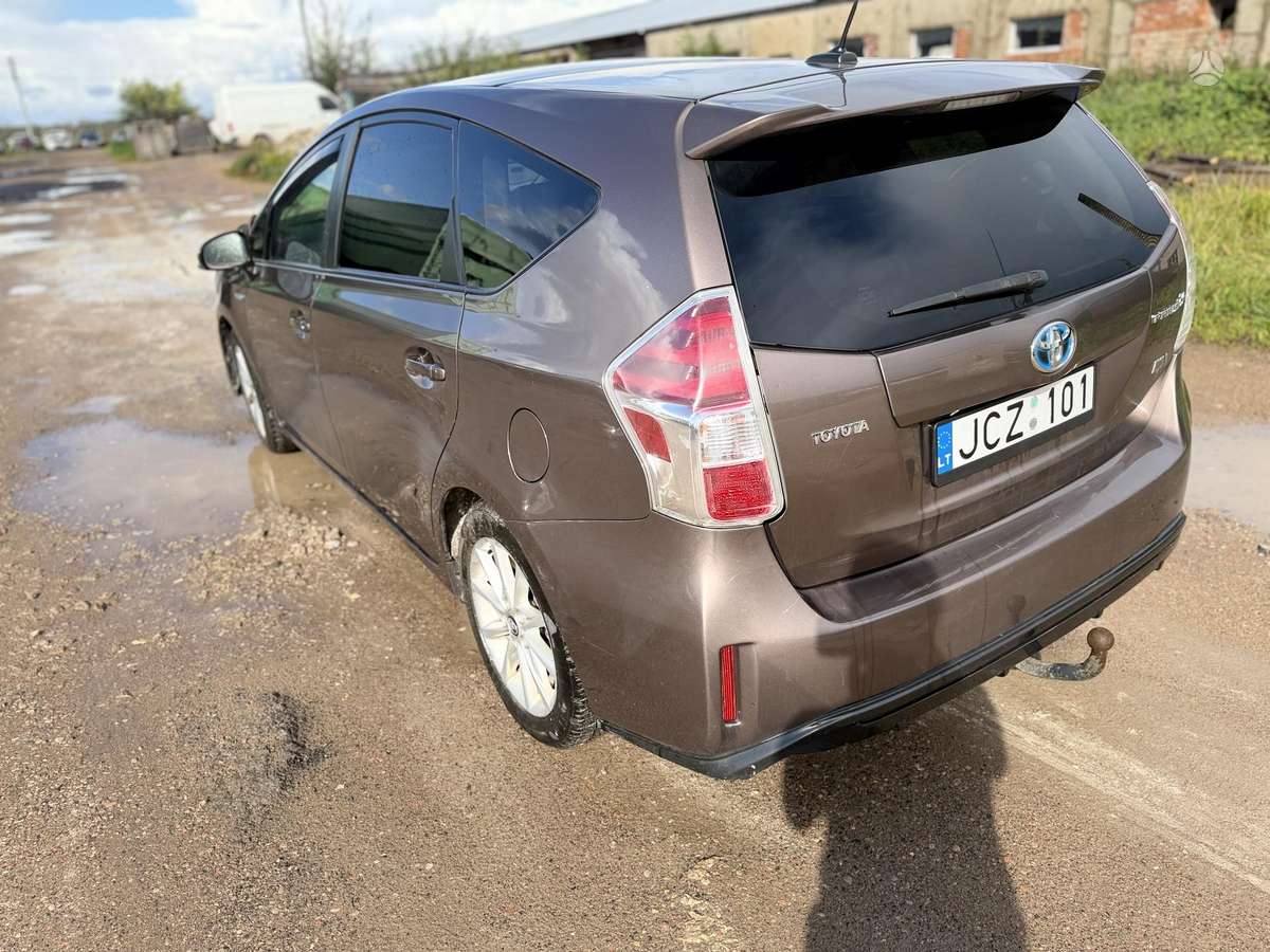 Toyota Prius+ 2015 — engine 1798 cm³, 99 HP (73kW)