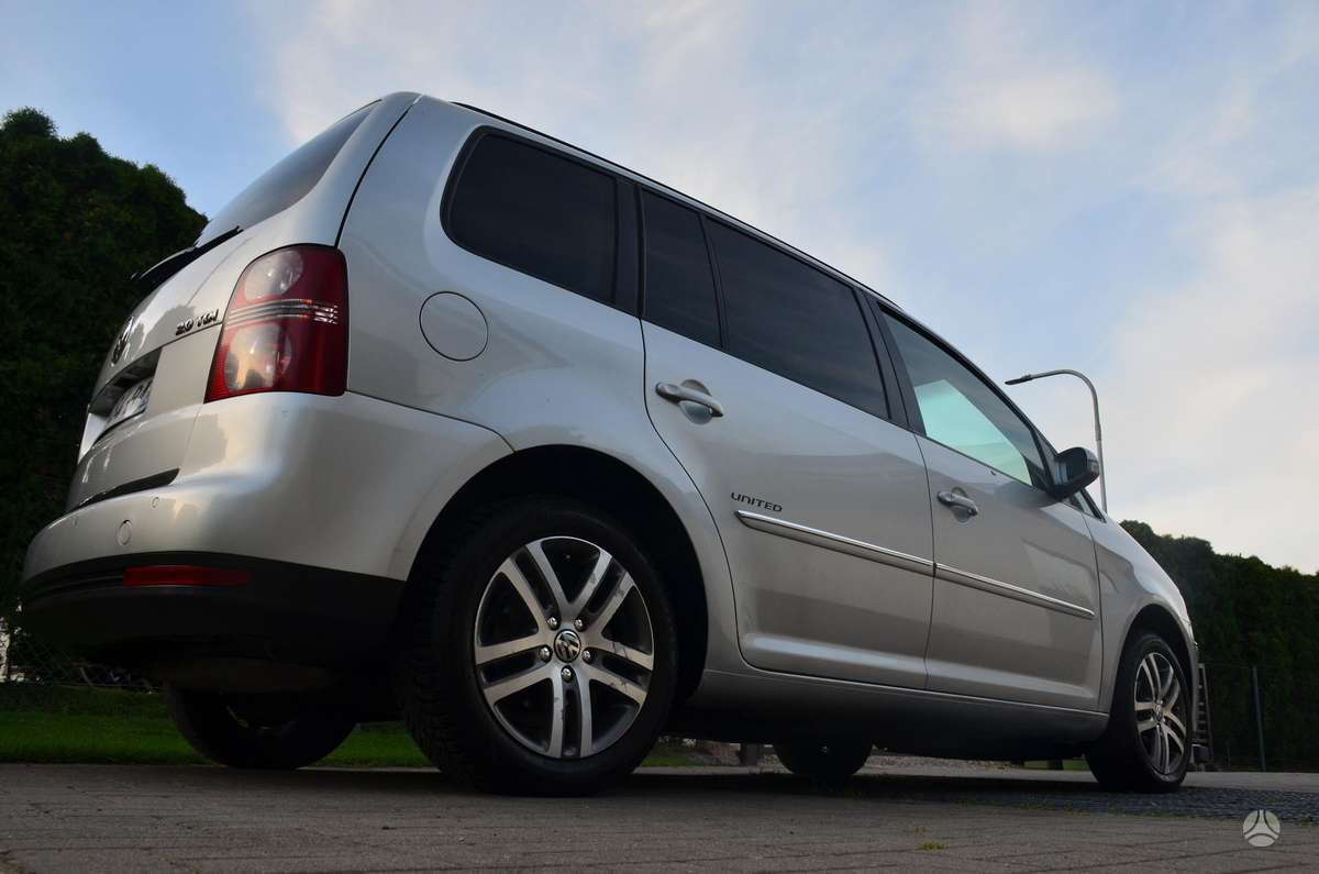 Volkswagen Touran 2009 — photo 18