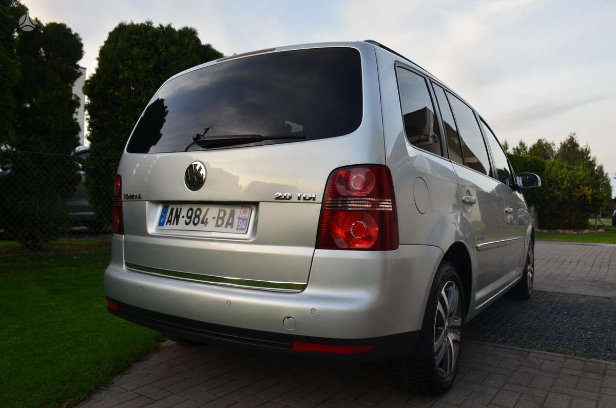 Volkswagen Touran 2009 — interior