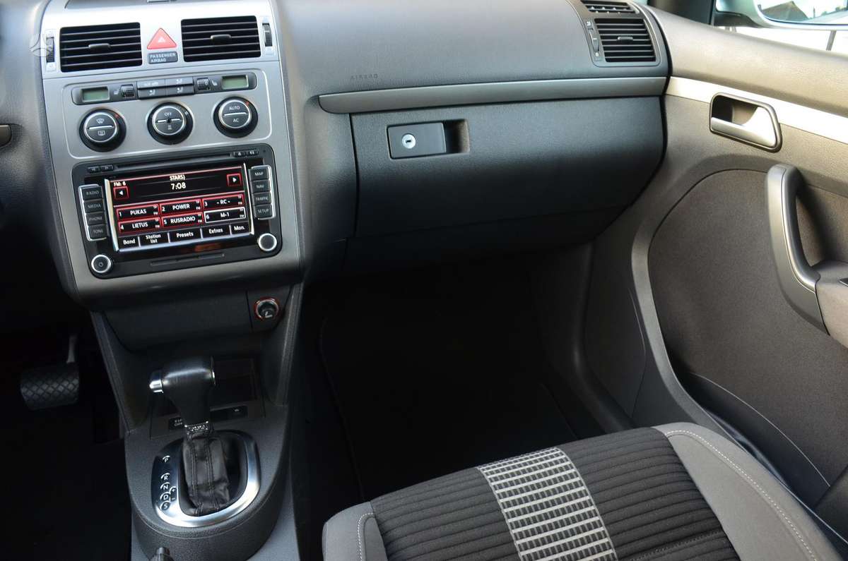 Volkswagen Touran 2009 — photo 33